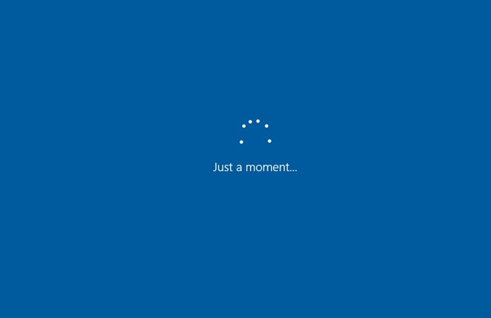 περιμένετε υπομονετικά μέχρι να ολοκληρωθεί η εγκατάσταση των Windows 10