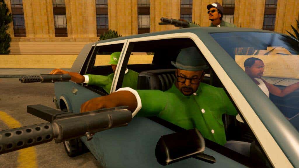 Ένα cutscene από το GTA San Andreas Τέσσερις μαύροι άνδρες είναι σε ένα αυτοκίνητο, με τρία όπλα στραμμένα σε κάτι εκτός οθόνης.
