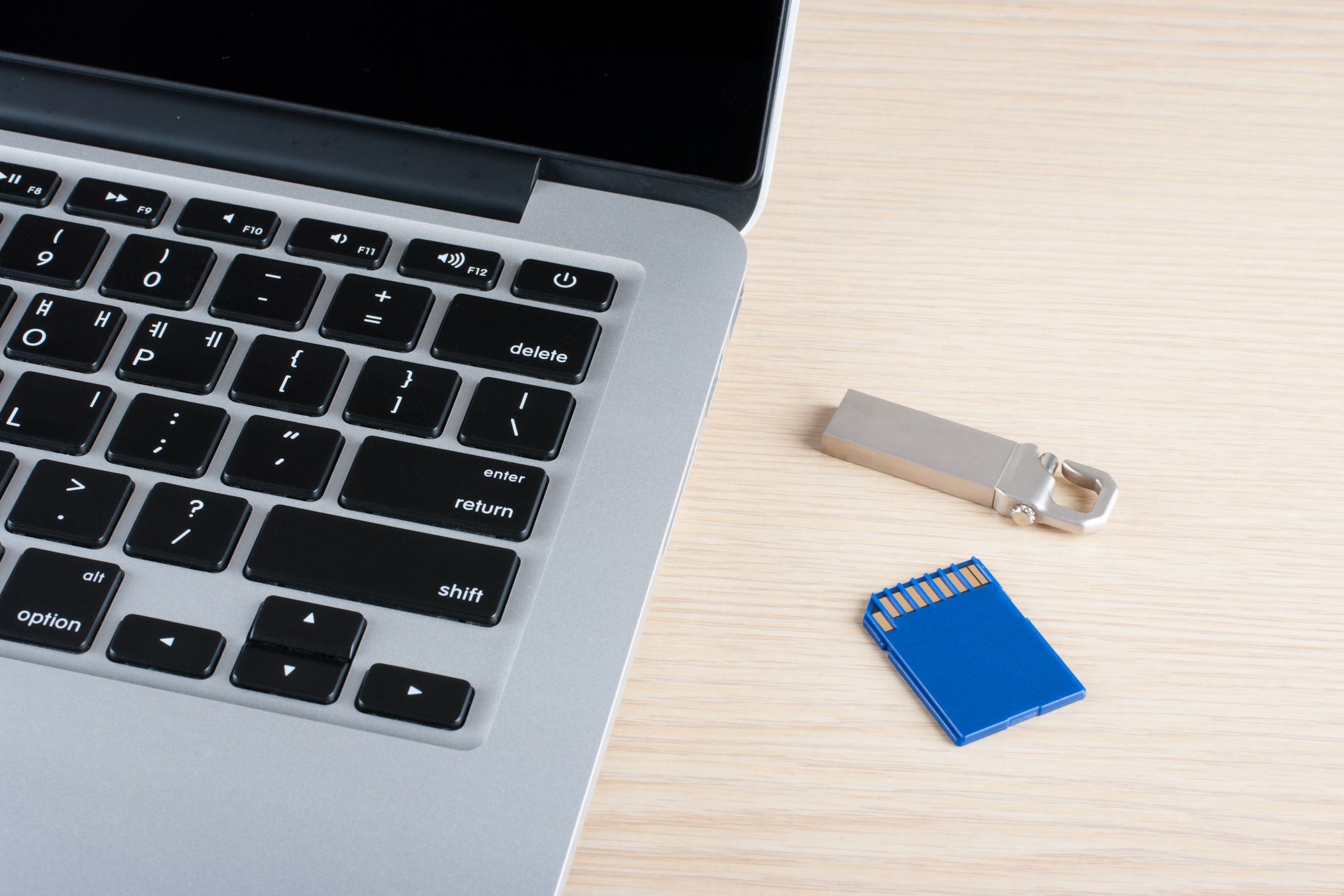 Πώς να βρείτε και να ανοίξετε τη μονάδα USB σε Mac