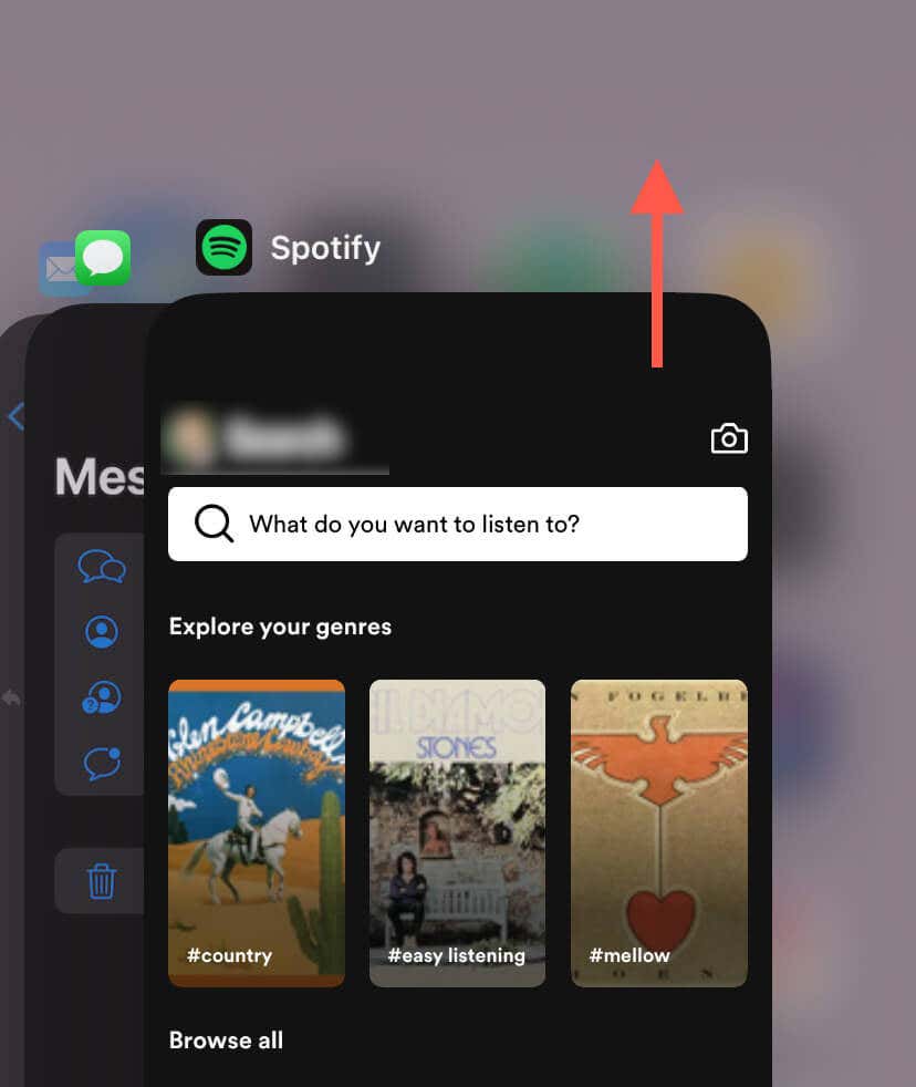 Αναγκαστική έξοδος από την εφαρμογή Spotify σε ένα iPhone.