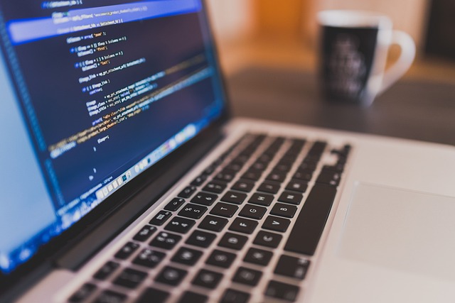 Kotlin: Πώς να αναστέλλεις παλιές βιβλιοθήκες με το suspendCancellableCoroutine 4 Προγραμματιστής που γράφει κώδικα σε laptop