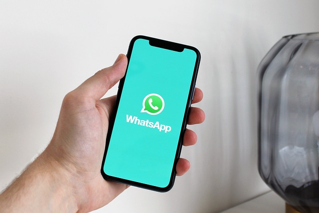 WhatsApp ειδοποίηση απάτης με τεχνητή νοημοσύνη στο κινητό
